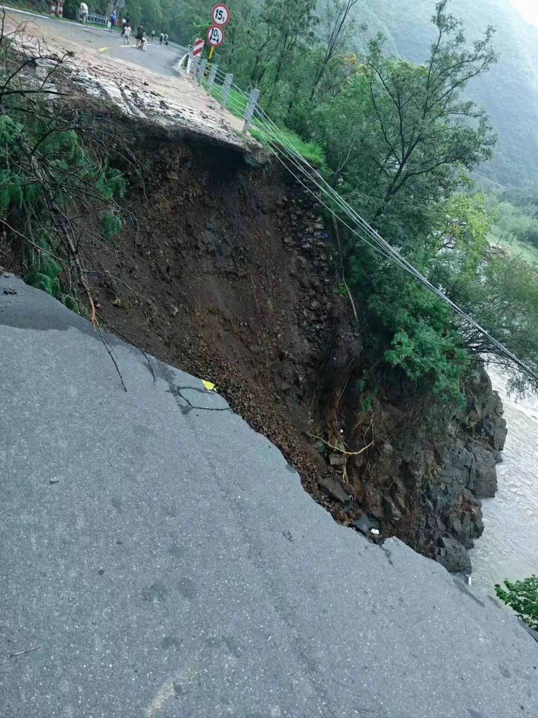 被暴雨山洪损毁的谈路。受访者供图