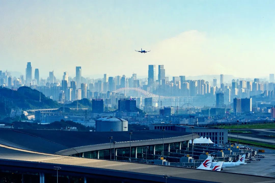 飞机从重庆上空飞过 重庆江北国际机场供图