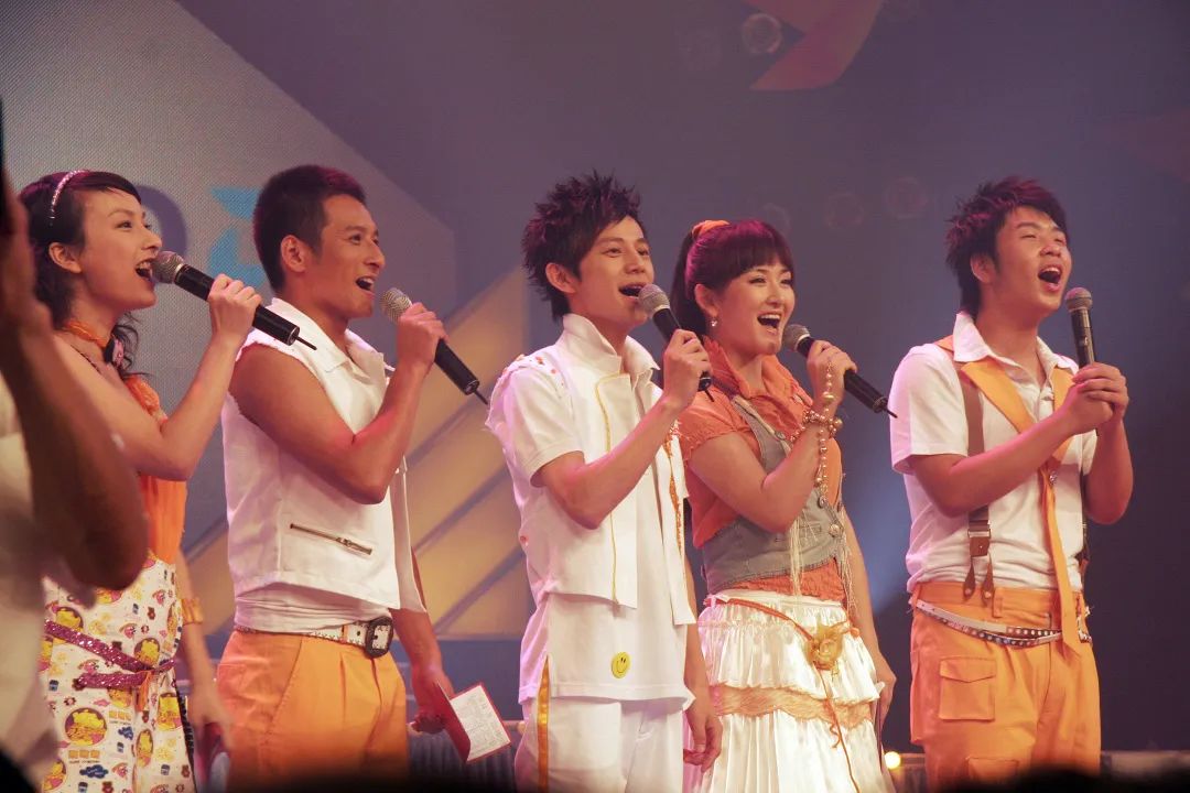 湖南卫视《快乐大本营》主持团队"快乐家族"同框时刻.图/视觉中国