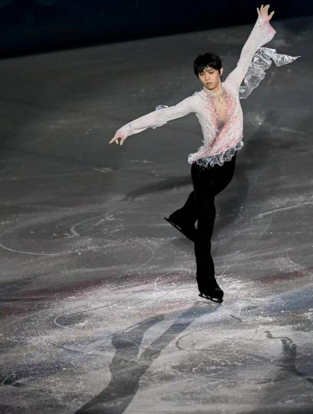 图为羽生结弦在2022北京冬奥会花滑表演滑中.新华社记者 马宁 摄