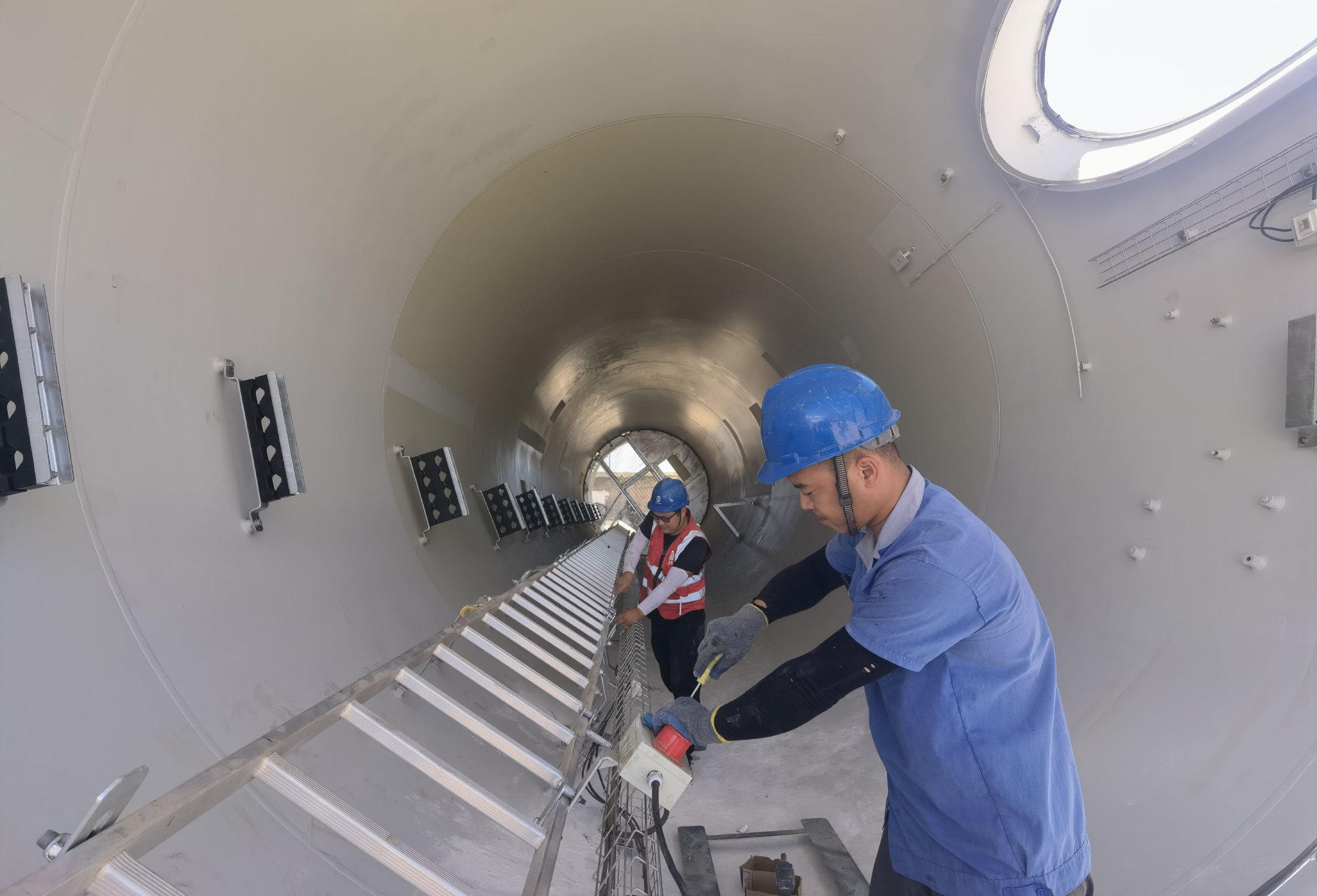 张家口大金风电装备有限公司工人正在安装风机塔筒内件.