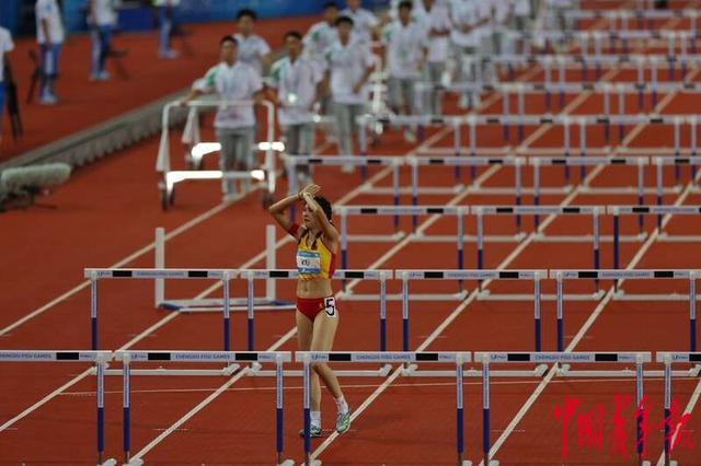 8月4日,四川成都,成都大运会女子100米栏决赛结束后,中国选手吴艳妮