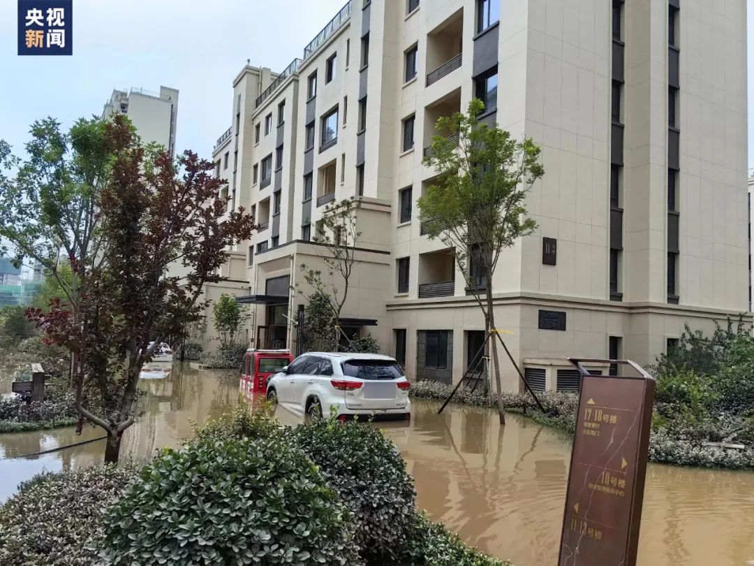 8月3日,水位下降后的小区场景.