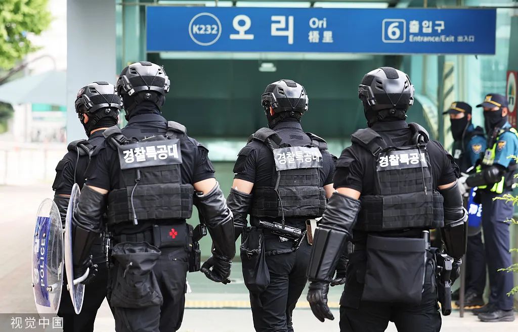 图为4日,韩国京畿道城南市特警在地铁站附近巡逻.(视觉中国)