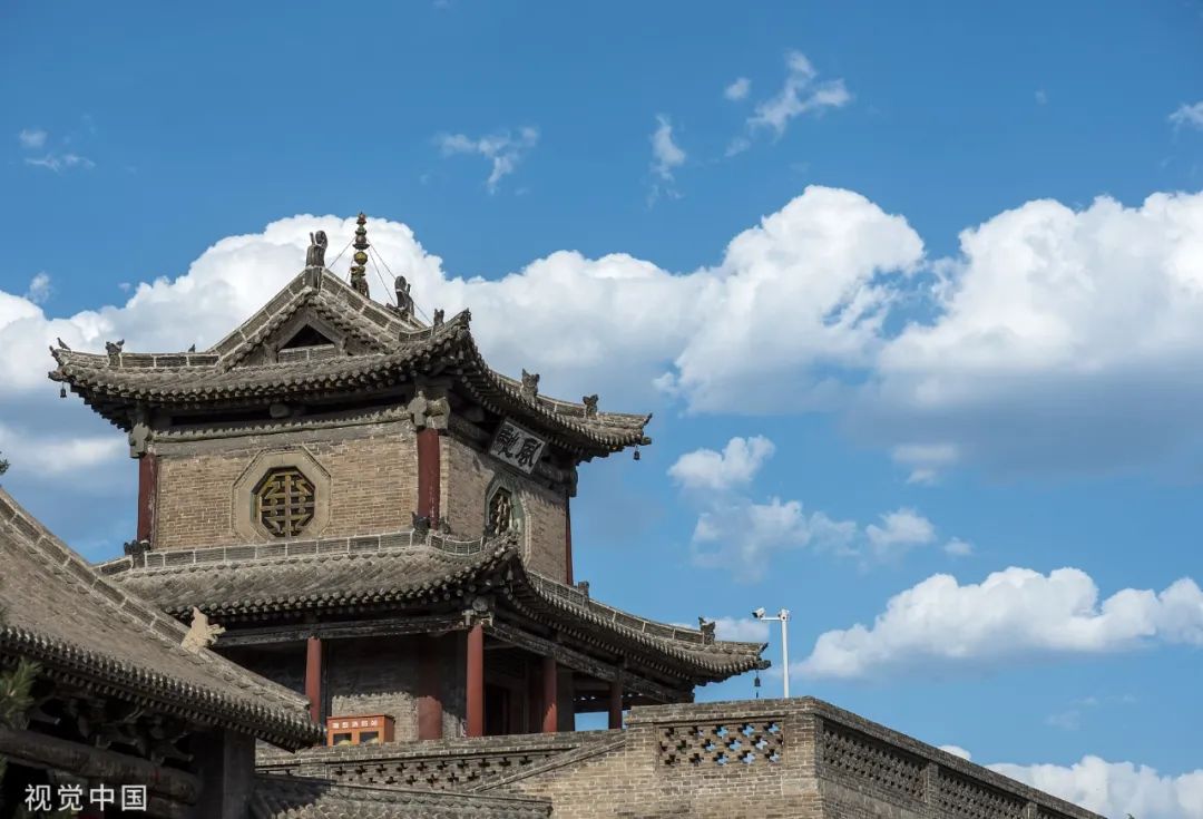 始建于隋开皇年间的上党门,在蓝天白云的映衬下,更显古老与厚重.