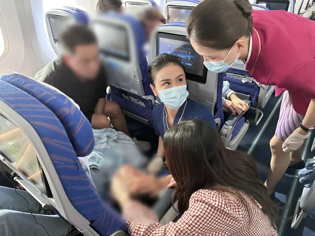 小旅客突发身体不适，乘务组调整座位后让其平躺下来。