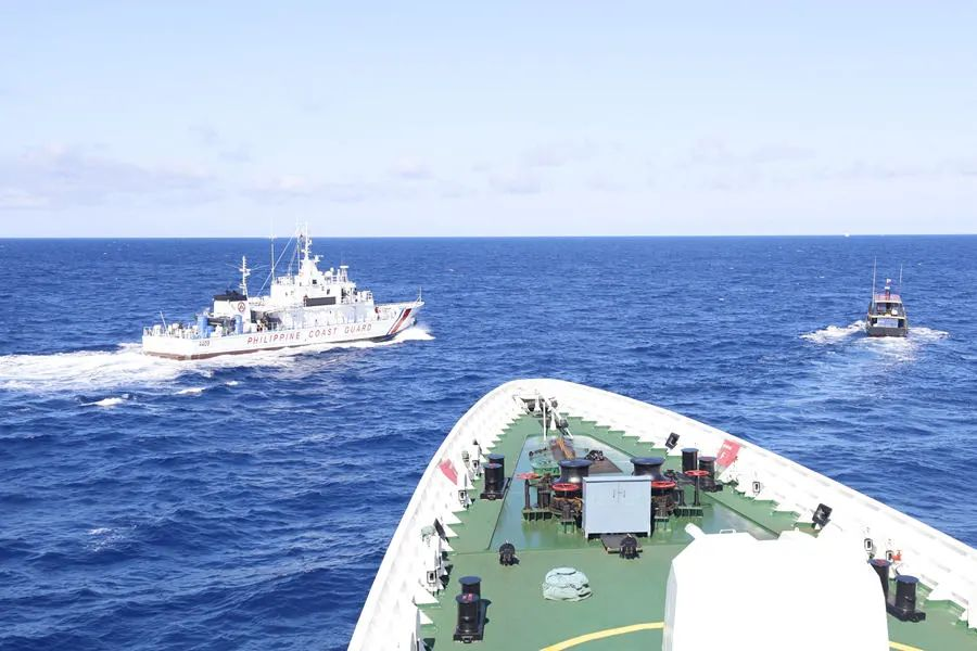 现场照片！菲律宾船只非法闯入，中国海警依法驱离