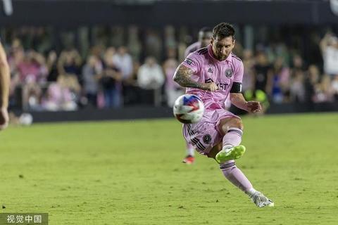 图为梅西起脚射门(视觉中国)