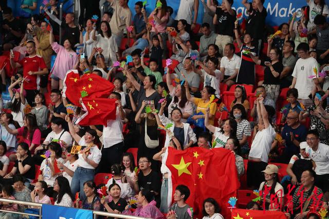 四川成都,成都大运会女排决赛颁奖仪式上,现场观众为中国女排姑娘欢呼