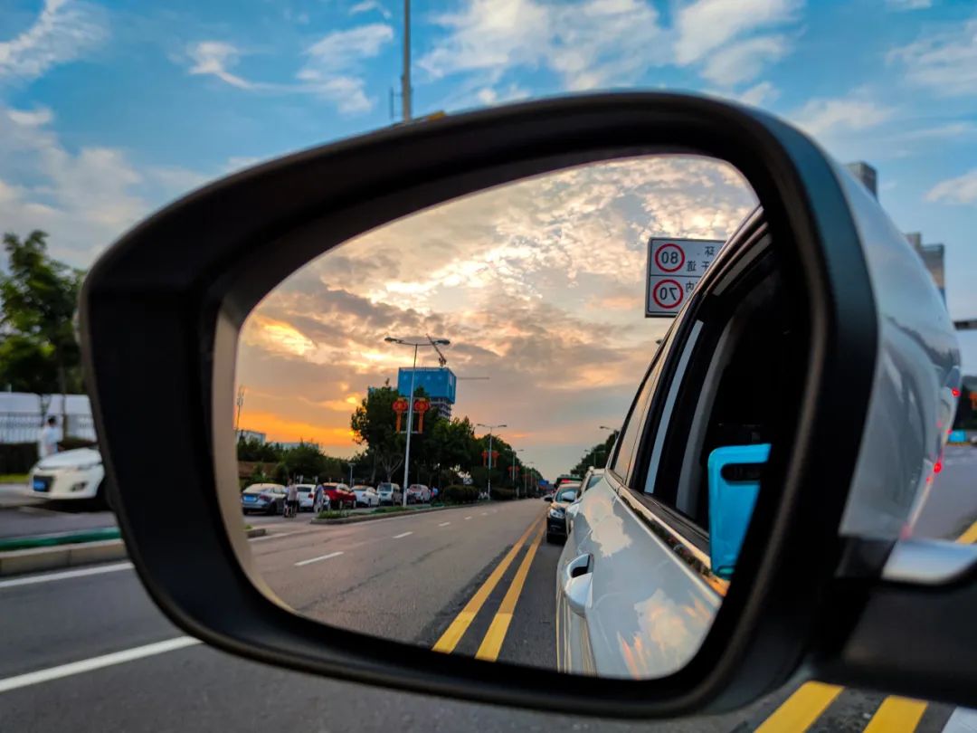 品牌比不上法拉利，整体性能拼不过特斯拉。