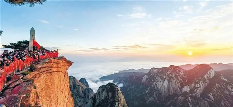 图为8月4日清晨,游客在华山东峰观日出.陕西日报通讯员 穆轲摄