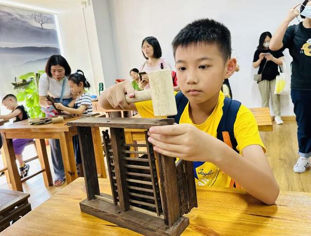 孩子们正在制作榫卯结构的趟栊门.中青报·中青网记者林洁/摄