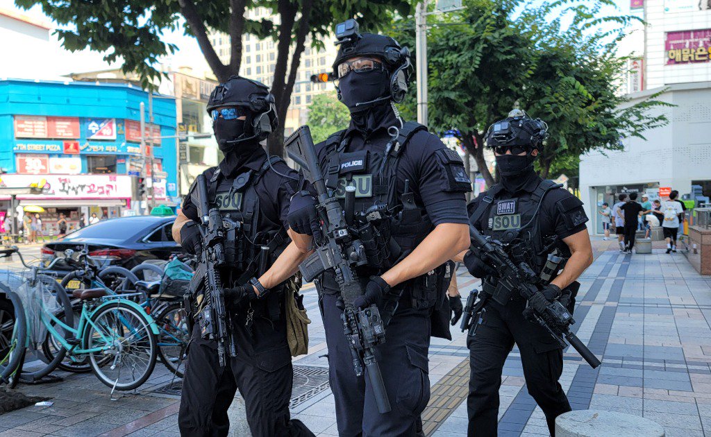 8月6日,全副武装的特警在韩国大邱街头巡逻.新华社/纽西斯通讯社