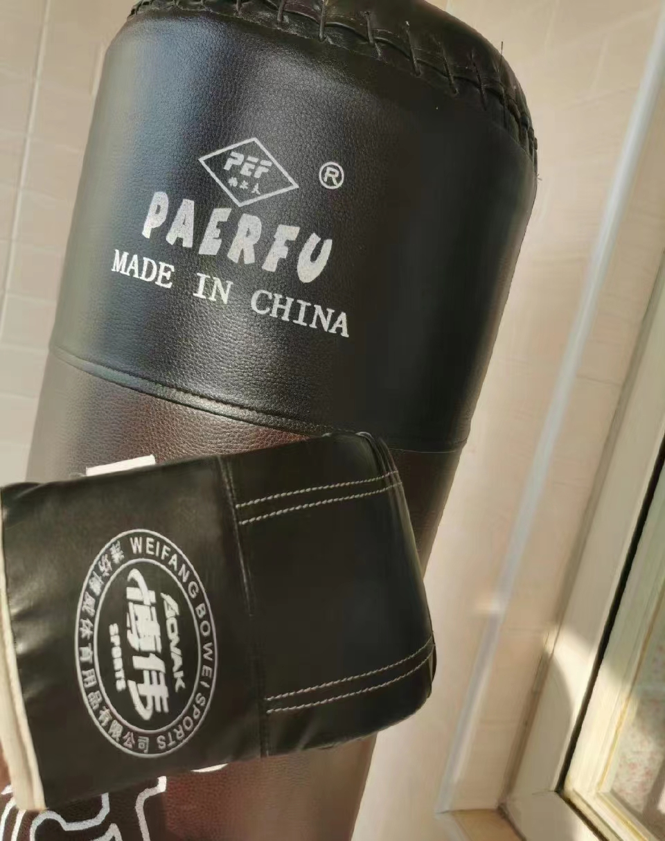 图/诗恩挂在阳台吃灰的拳击沙袋 来源/诗恩供图