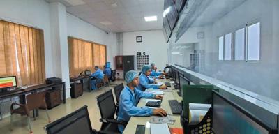 在安琪酵母（埃及）有限公司抽提物生产部中控室，当地员工正在检查数据。郑英亮摄