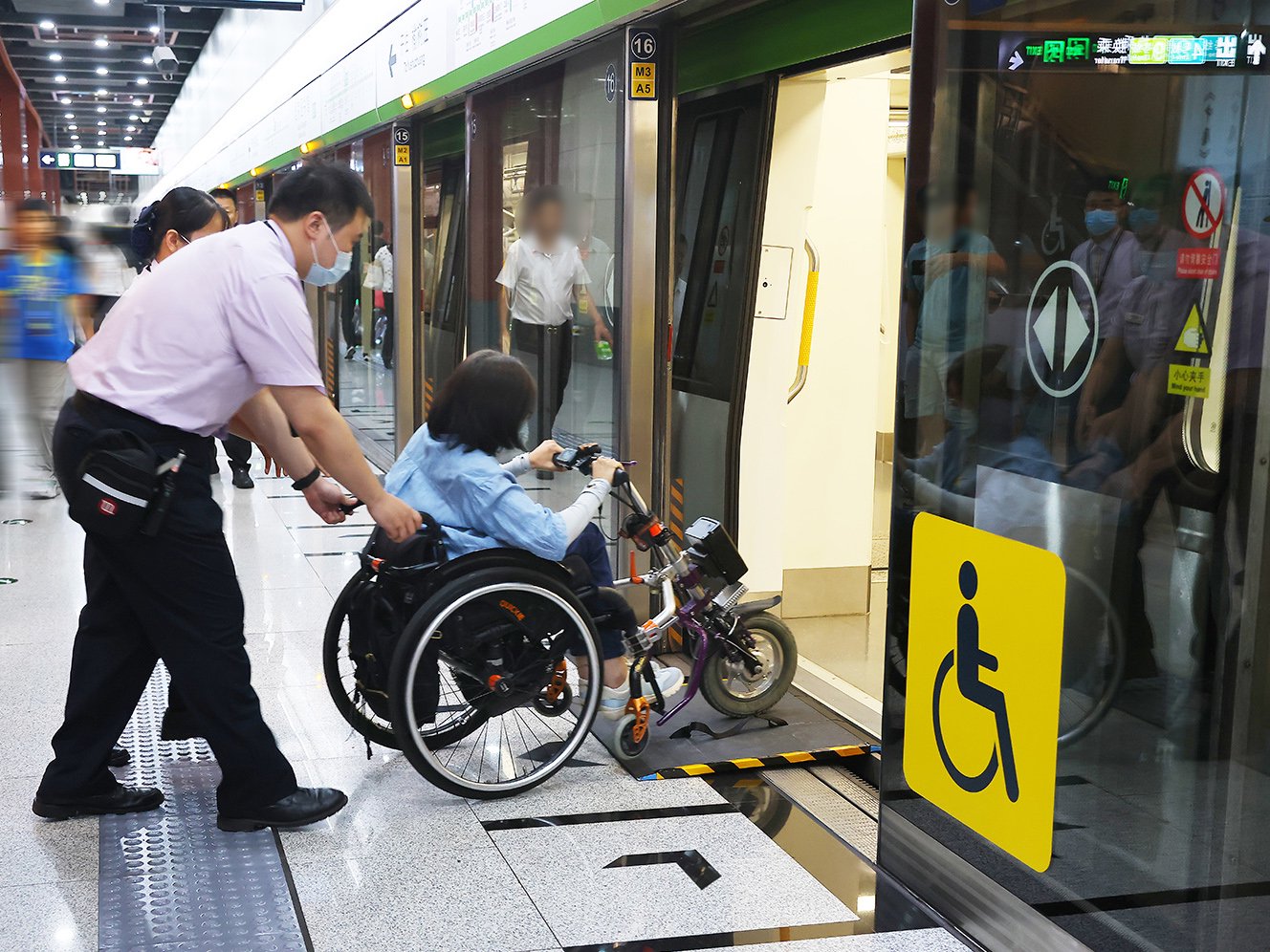 并通过配置轮椅升降平台,爬楼车等方式,实现