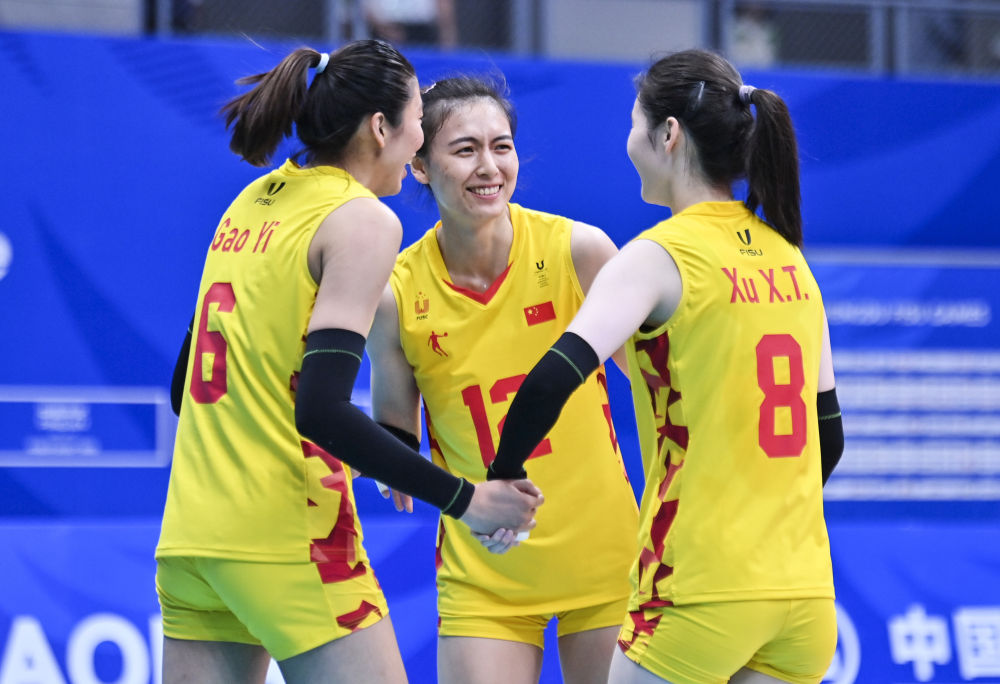 8月3日,中国队球员高意(左),缪伊雯(中),许晓婷在比赛中庆祝得分.