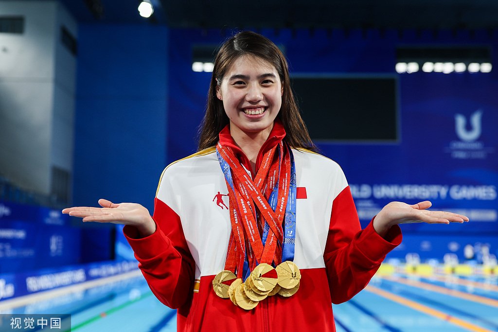 张雨霏的脖子上挂满金牌.