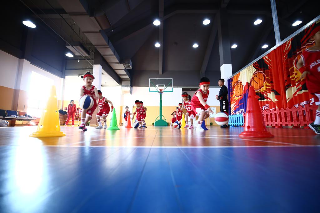 幼儿园内,孩子们正在接受篮球训练.受访者供图.