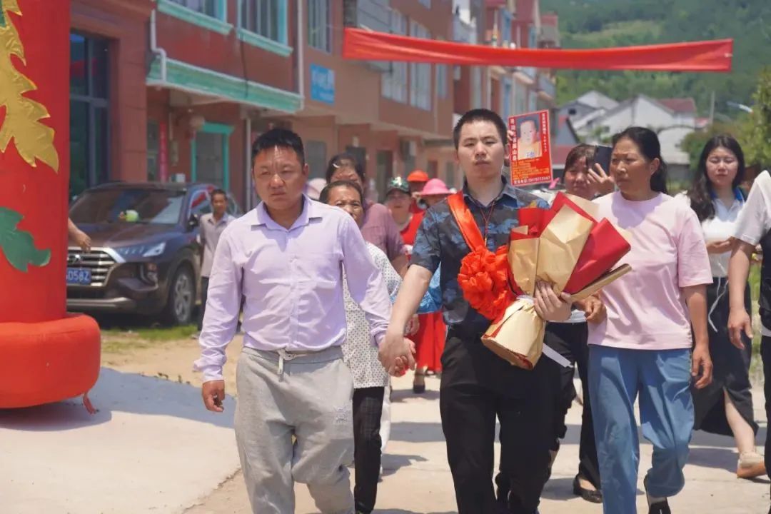 二弟柯龙飞回乡,亲朋好友夹道相迎(左:大哥柯艳华 &nbsp;右:二弟柯