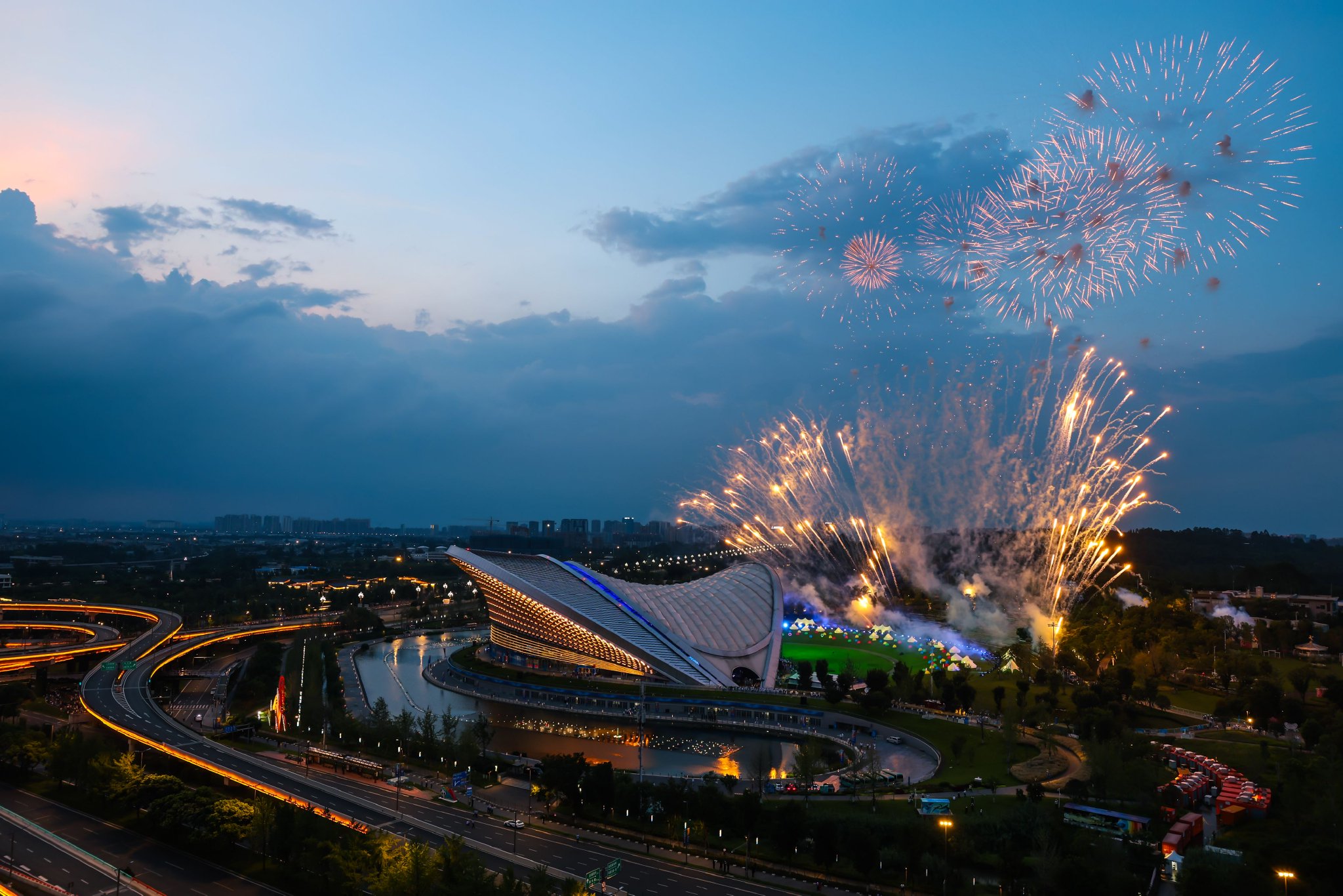 成都大运会闭幕,烟花表演绚烂多彩