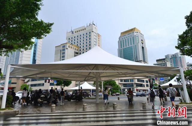 超大号"遮阳伞"现身福州街头