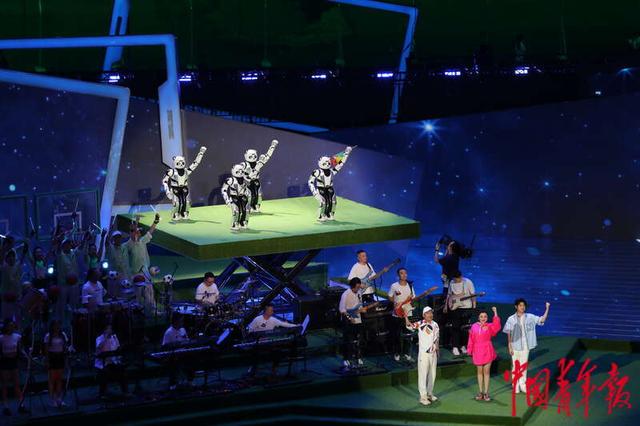 8月8日晚,四川成都,成都露天音乐公园,成都大运会闭幕式文艺表演中的
