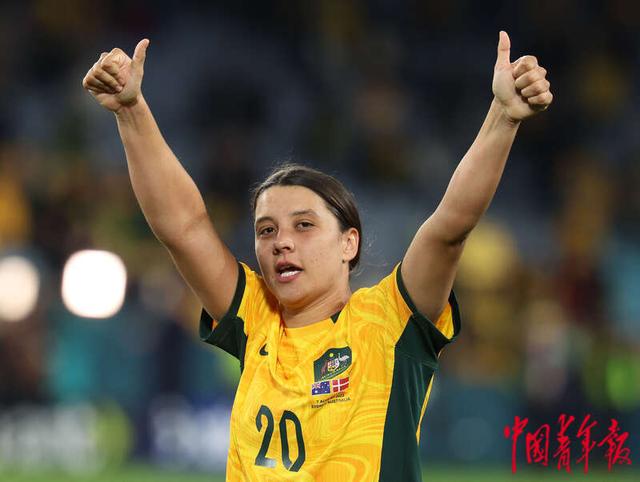 澳大利亚20号萨曼莎·科尔向球迷致意