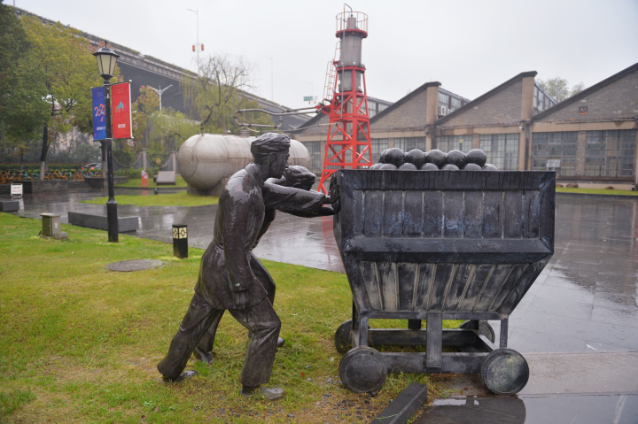 晨光1865文化创意产业园内的景观雕塑.新华社记者卢哲 摄