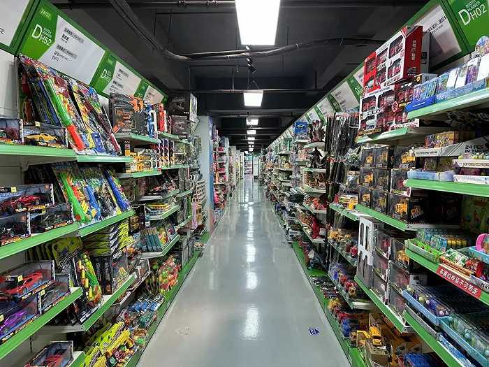 澄海宏藤玩具展厅,摆放着当地生产的玩具供采购商挑选.