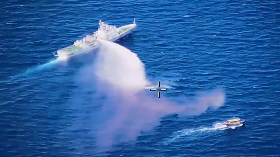 现场视频!中国海警5201舰对菲游艇进行警示性水炮喷射