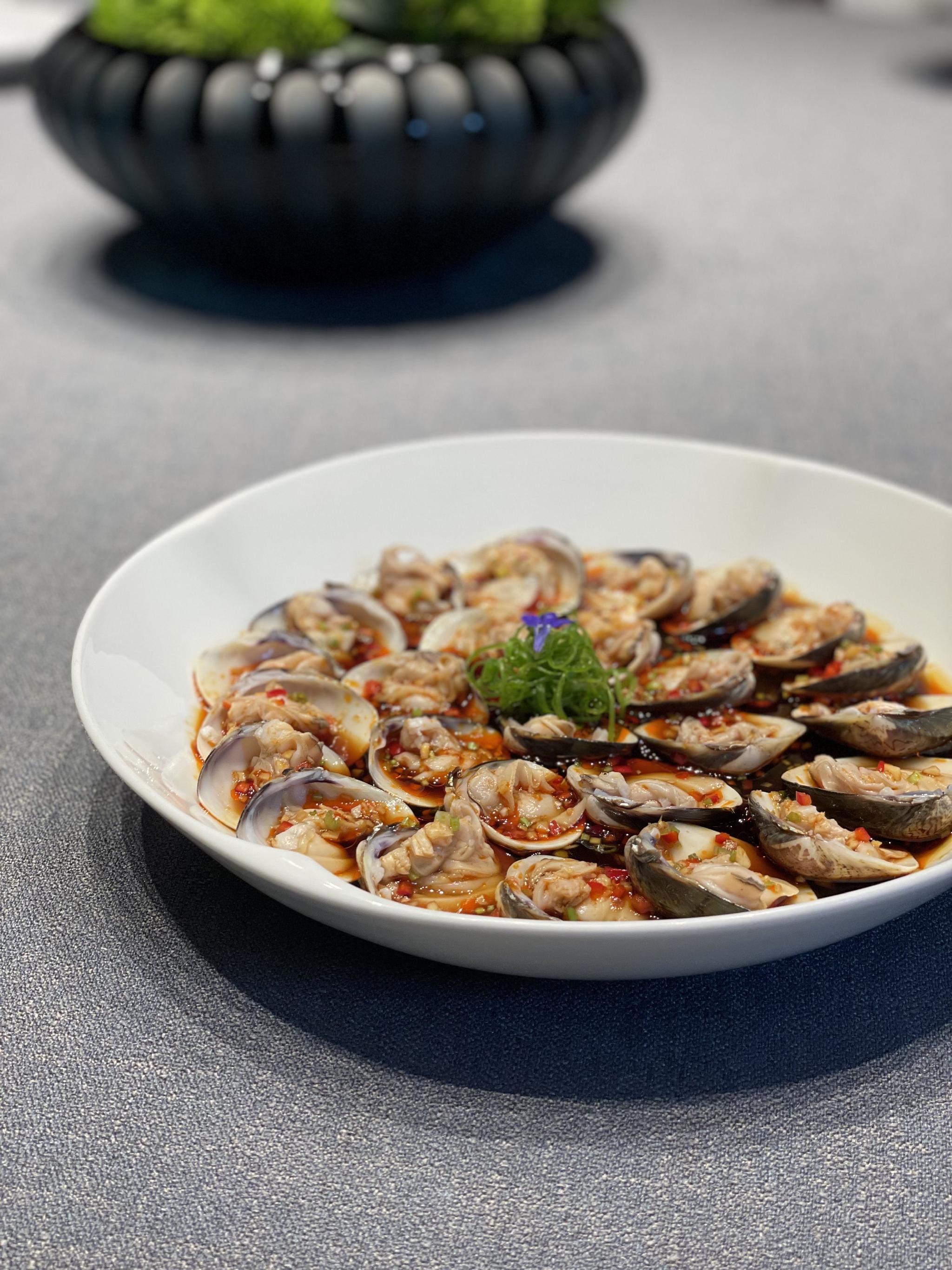 永·江臻的捞汁文蛤,用的是来自南通的文蛤,肉细而肥美.