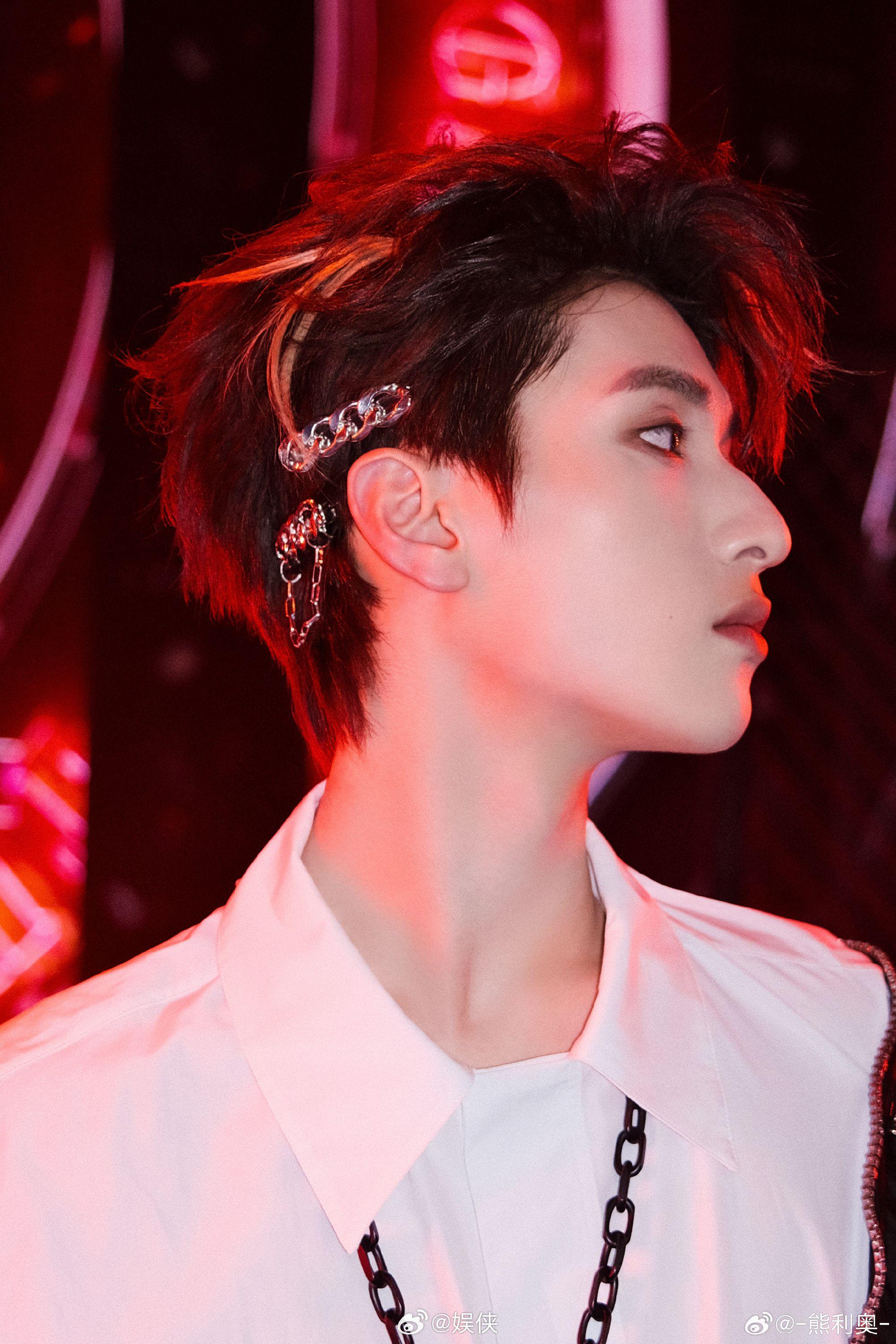 严浩翔说丁程鑫一脚刹车把手机都甩飞了