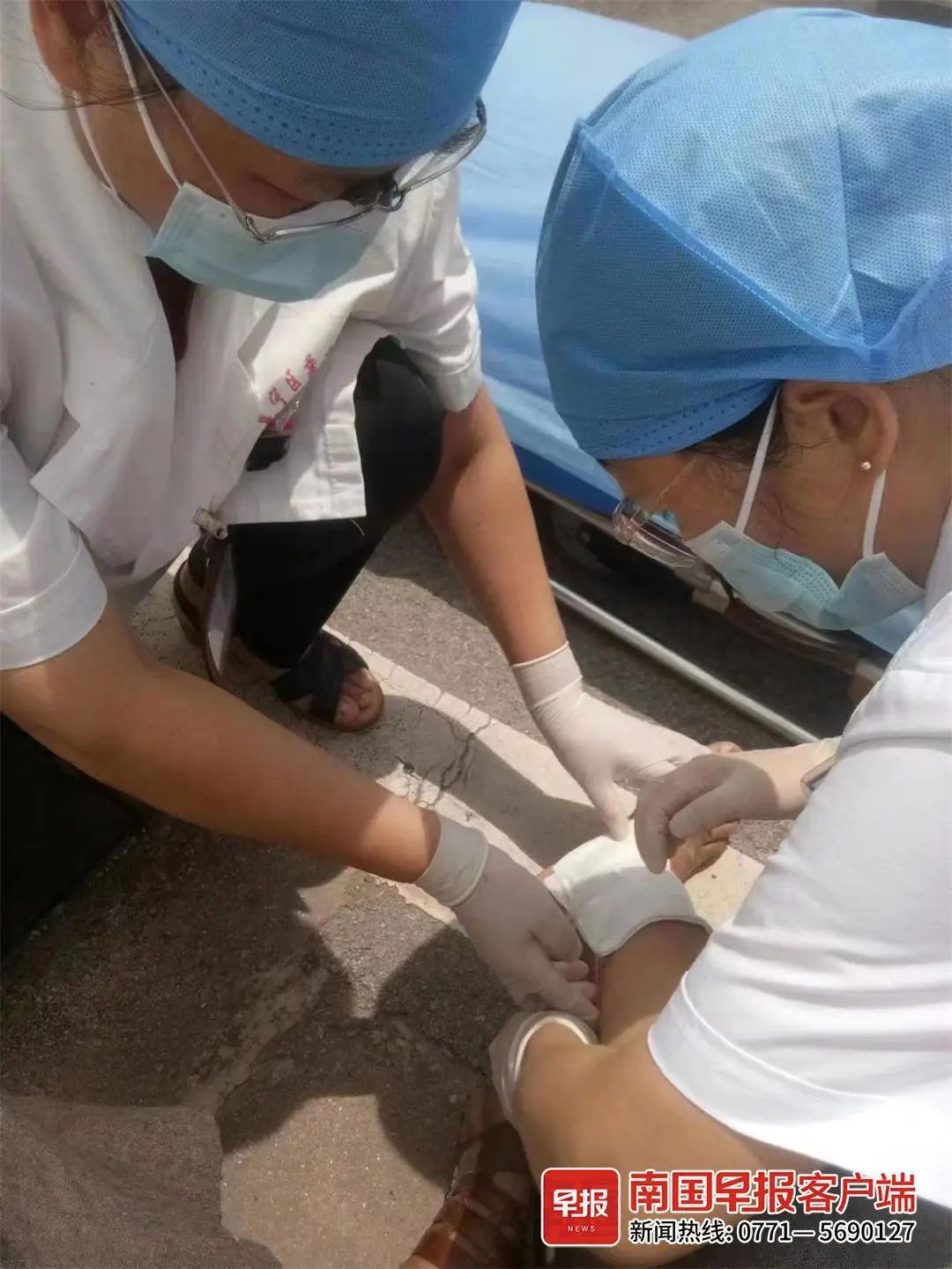 梁先生工作途中因事故腿部受伤,图为医护人员为他包扎受伤部位