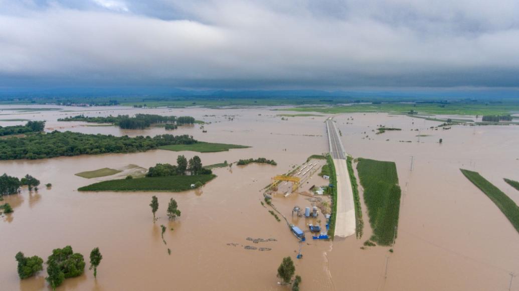 黑龙江省哈尔滨市延寿县部分农田和道路被淹(8月5日摄,无人机照片).