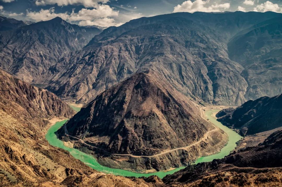 得荣县地处川滇交界处大香格里拉旅游环线中部,这里的金沙江像一条