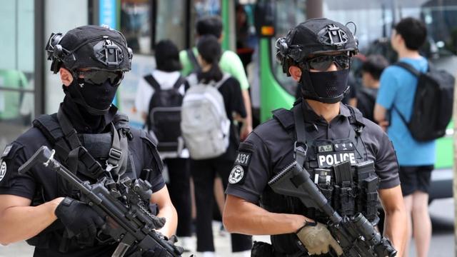 8月6日,全副武装的特警在韩国首尔江南区街头巡逻.新华社 图