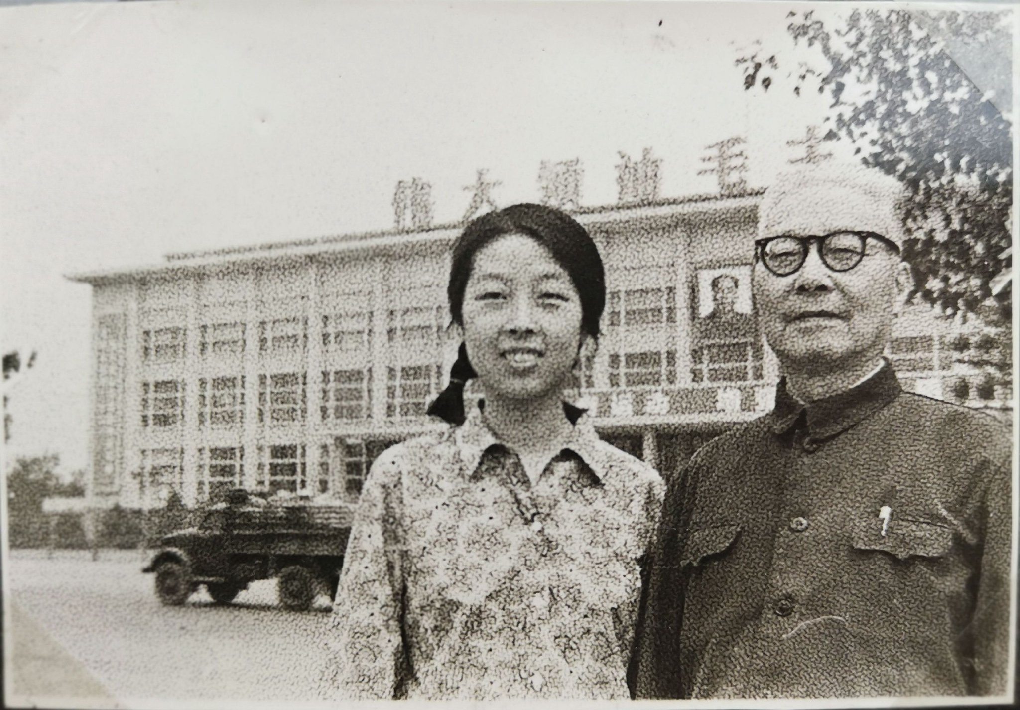 1975年，作者黄培与外公郑天挺在首都体育馆西门外