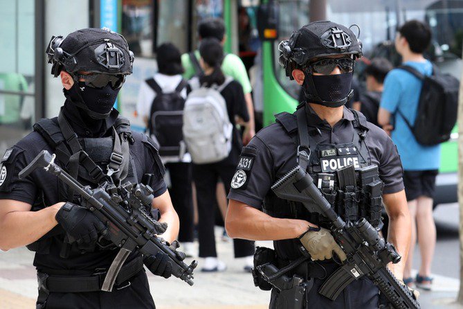 8月6日,全副武装的特警在韩国首尔江南区街头巡逻