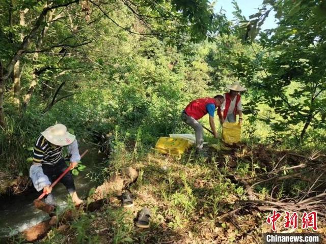 祁阳三口塘镇由镇、村党员干部组成的护水队正在清渠护水。祁阳市委宣传部供图