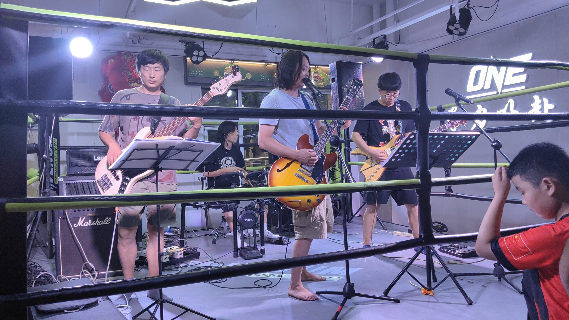 过期乐队在livehouse演出