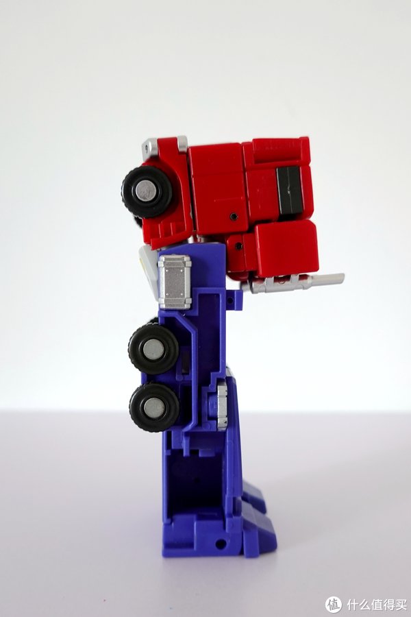 金宝变形出品的全装备小比例擎天柱