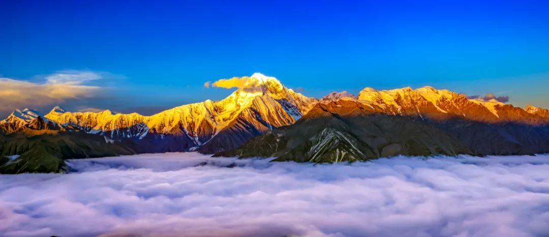 被誉为"蜀山之王"的贡嘎山,是四川省内第一高峰,拥有中国最大的冰瀑布