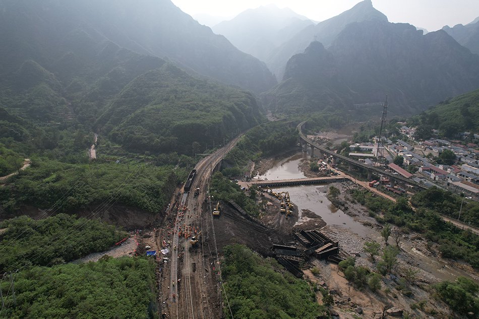 这是8月8日拍摄的丰沙线抢修现场.新华社 图