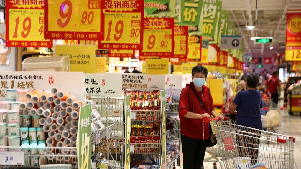 2023年8月9日，南京，市民在鼓楼区一家超市购物。视觉中国 图