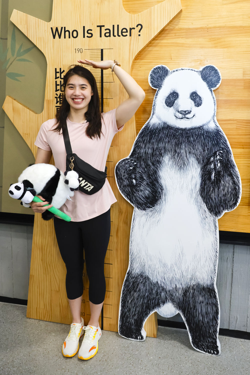 张雨霏与站立姿态的熊猫模型比身高.新华社记者沈伯韩摄