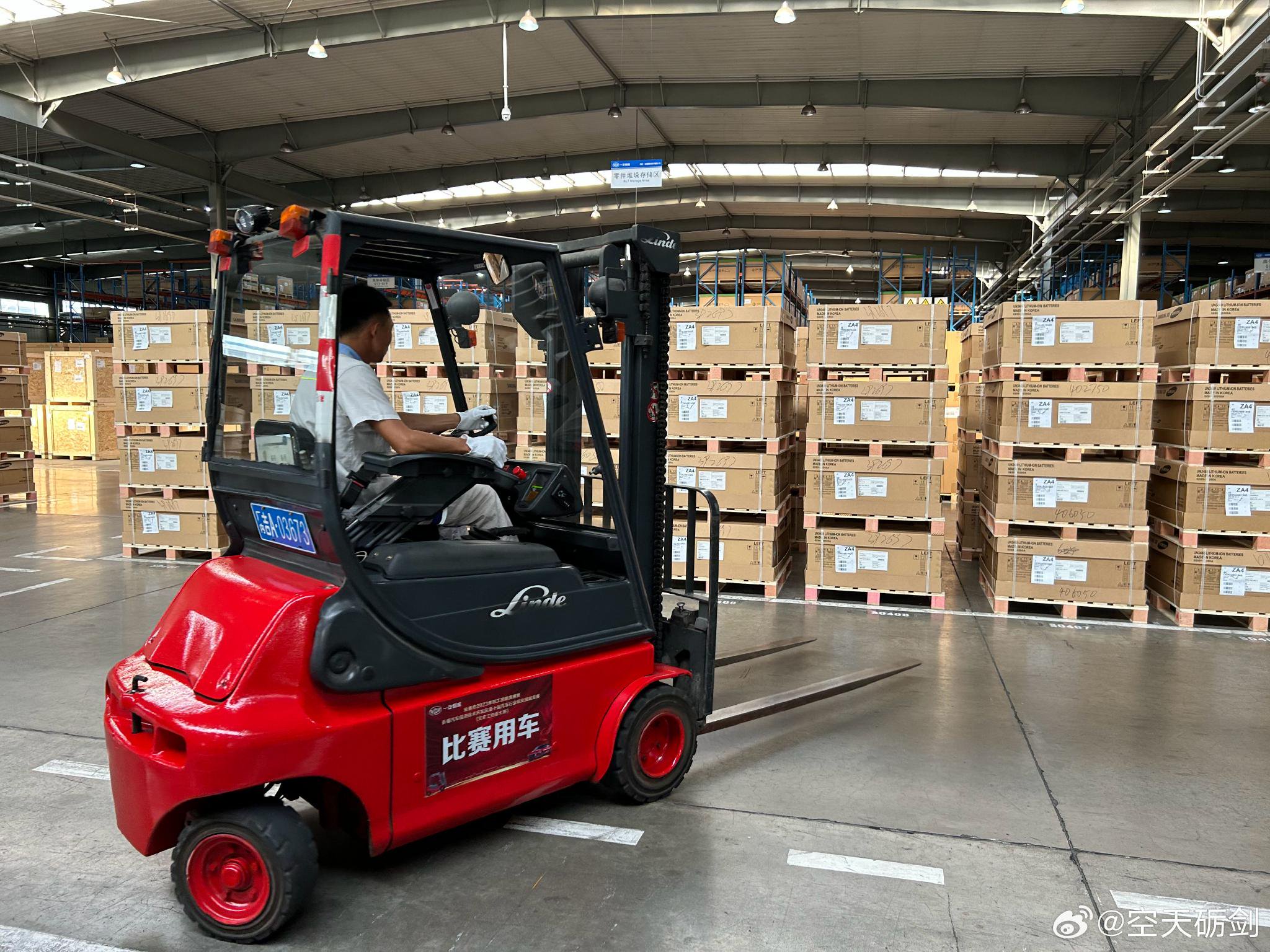 仓库里罗列摆放的就是从韩国进口的锂电子蓄电池