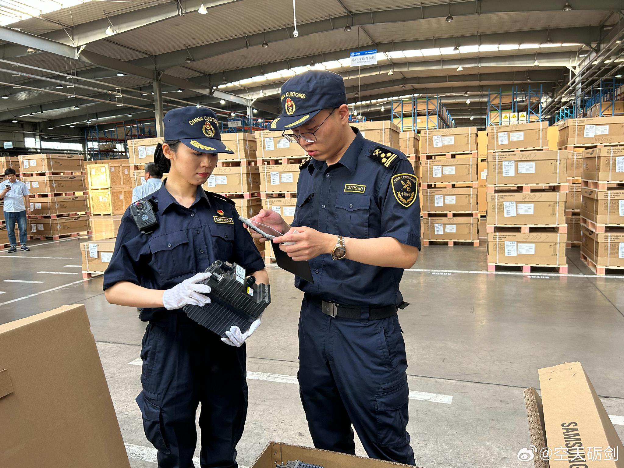 仓库里罗列摆放的就是从韩国进口的锂电子蓄电池……-新浪汽车
