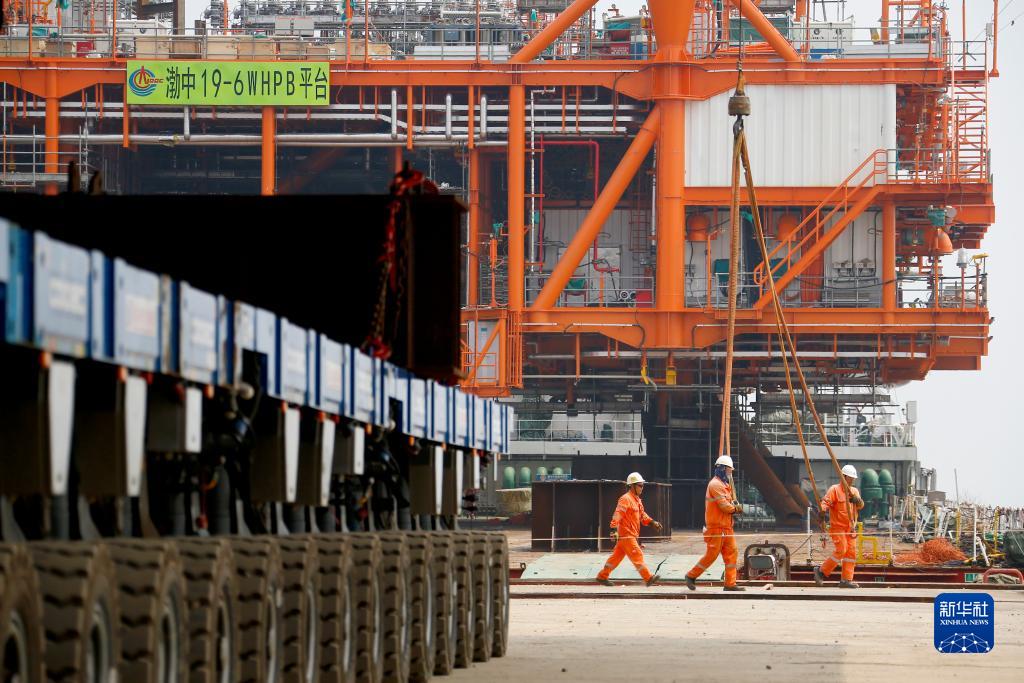 　　8月9日，在天津滨海新区海油工程智能化制造基地，工人进行组块装船前的准备工作。新华社发（杜鹏辉摄）