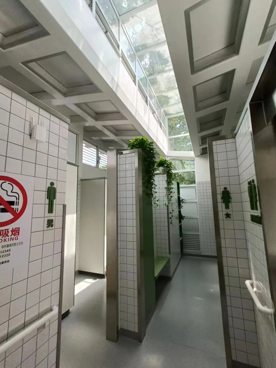 配置扶手,通用厕间……上海完成近百座公厕适老化适幼化改造|上海市